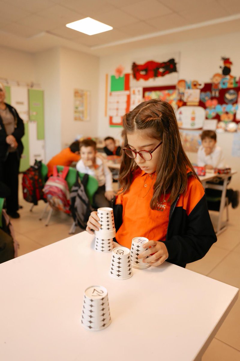 Bu fotoğrafta siz ne görüyorsunuz? 
Biz matematik problemini, problem etmeden çözen bir genç kız görüyoruz :) 
Sevinç Eğitim Kurumlarının yenilikçi eğitim içerikleri hakkında bilgi almak için sizleri kurumlarımıza bekliyoruz. 

#SevinçEğitimKurumları