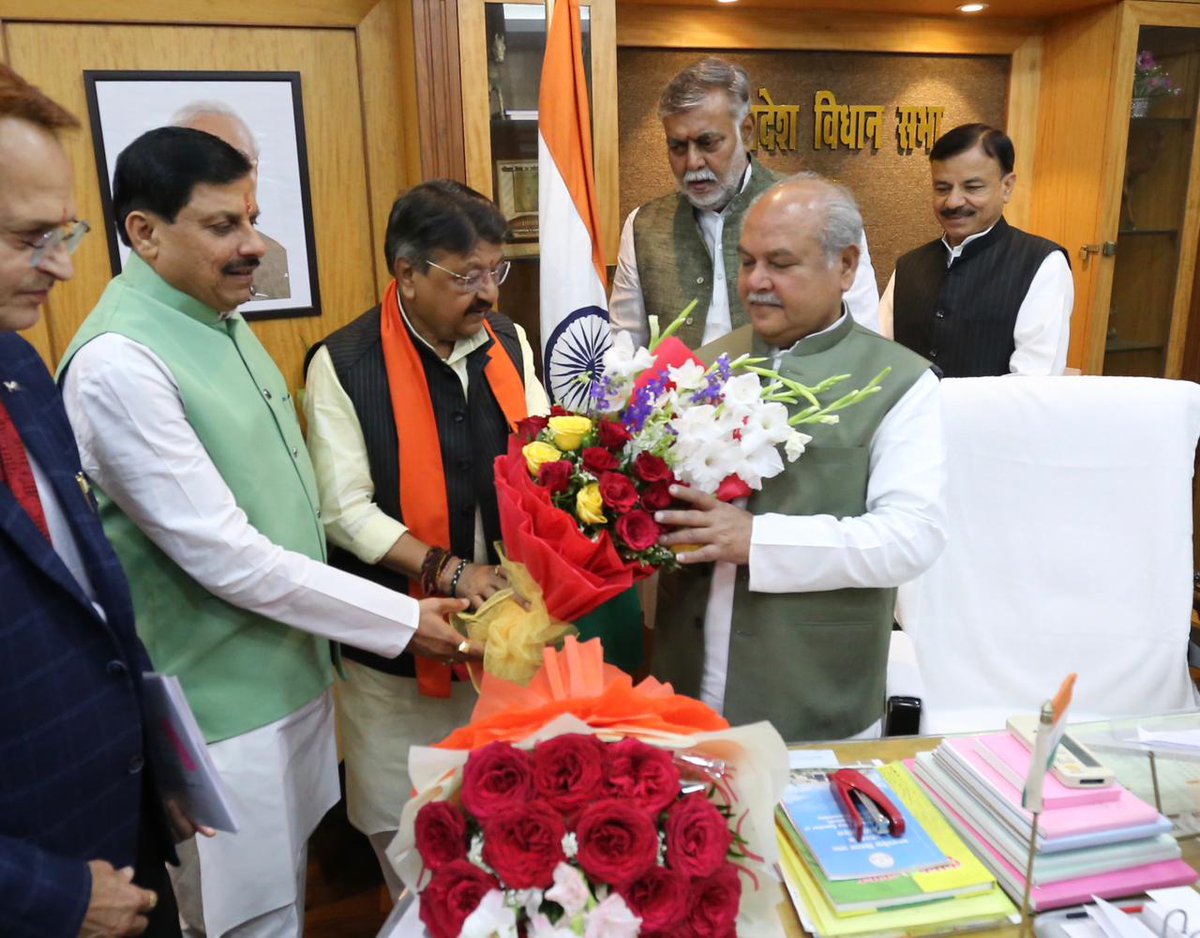 विधानसभा के द्वितीय सत्र से पूर्व मुख्यमंत्री डॉ. मोहन यादव एवं पंचायत एवं ग्रामीण विकास मंत्री श्री <a href="/prahladspatel/">Prahlad Singh Patel ( वृक्ष से जल, जल से जीवन)</a> ने विधानसभा अध्यक्ष श्री <a href="/nstomar/">Narendra Singh Tomar</a> से सौजन्य भेंट की।

इस अवसर पर नगरीय विकास एवं आवास मंत्री श्री <a href="/KailashOnline/">Kailash Vijayvargiya</a> भी उपस्थित रहे।
#JansamparkMP