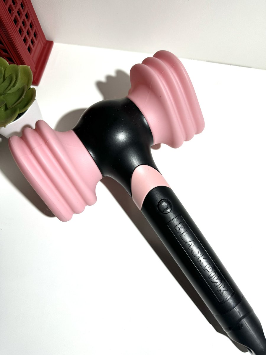 <wts lfb ph>

blackpink official light stick version 2 — 1,700 php / 1,500 payo
— from and used once in born pink world tour manila bulacan
— has a box with minor dents
— mint condition

t. v2 ver hammerbong hammer bong lisa jennie rosé jisoo