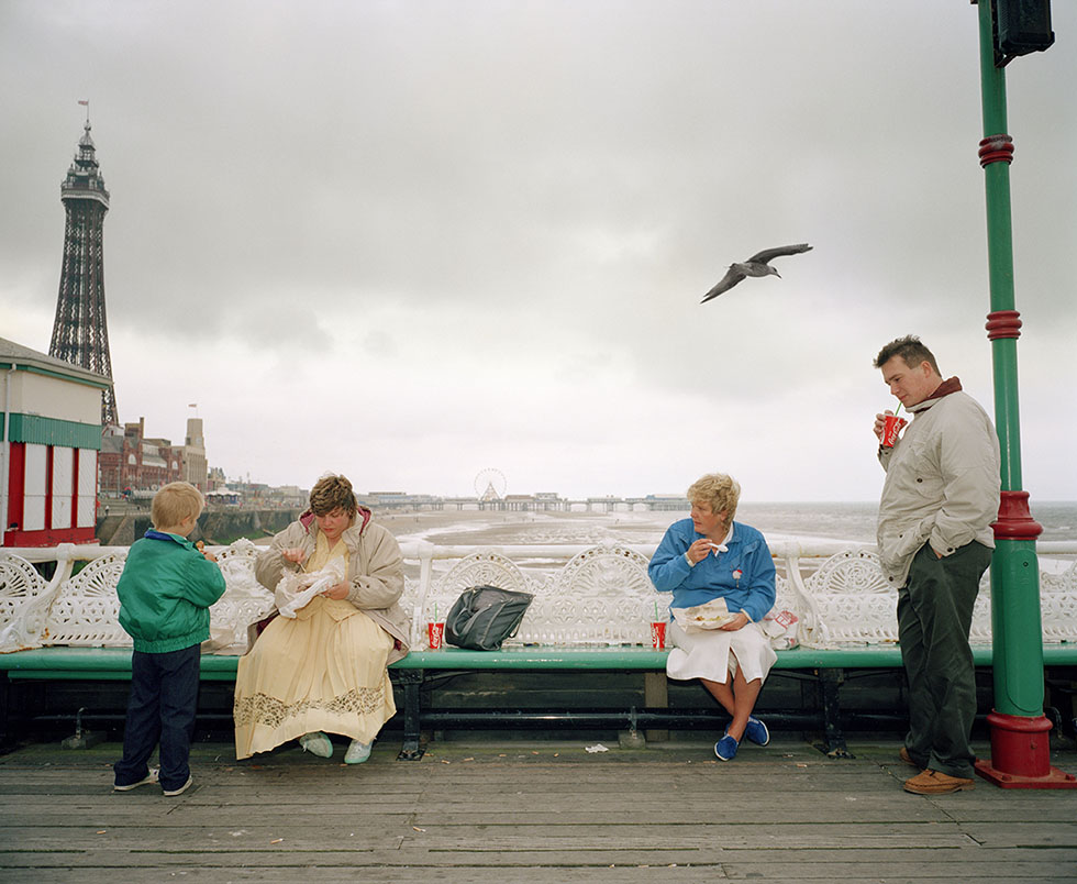 La_Cle_ANGLAISE's tweet photo. #WednesdayPick
(Re)découvrez notre entretien avec le photographe britannique Martin Parr.
➡️ https://t.co/SsOKIGNglF
"The beach is quite an intimate place but at the same time it’s very anonymous and very casual.
#SitesExperts #EnglishTeachers https://t.co/i43oPIDAEj