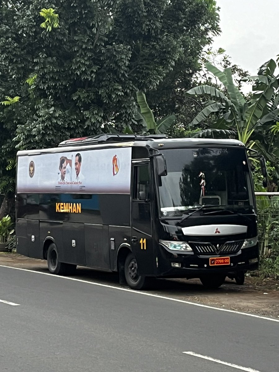 Emang boleh ya bus Kemhan dipake buat kampanye???

<a href="/Kemhan_RI/">Kemhan RI</a> <a href="/bawaslu_RI/">Bawaslu RI</a> <a href="/jokowi/">Joko Widodo</a>