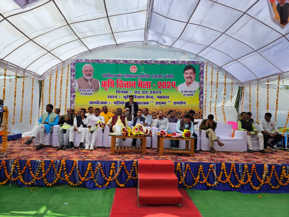 fo_bhopal's tweet photo. रायसेन जिले के कृषि विज्ञान मेला में लोक स्वास्थ्य एवं परिवार कल्याण राज्यमंत्री श्री @nsp2106 जी ने उपस्थित किसानों से कहा कि नैनो यूरिया और नैनो डीएपी खाद का सही प्रकार से उपयोग करना चाहिए यह महत्वपूर्ण तकनीक हैं। इससे समय और धन दोनों की बचत होती है। @iffcoyogendra @IFFCO_PR https://t.co/u7Hr1St1l4