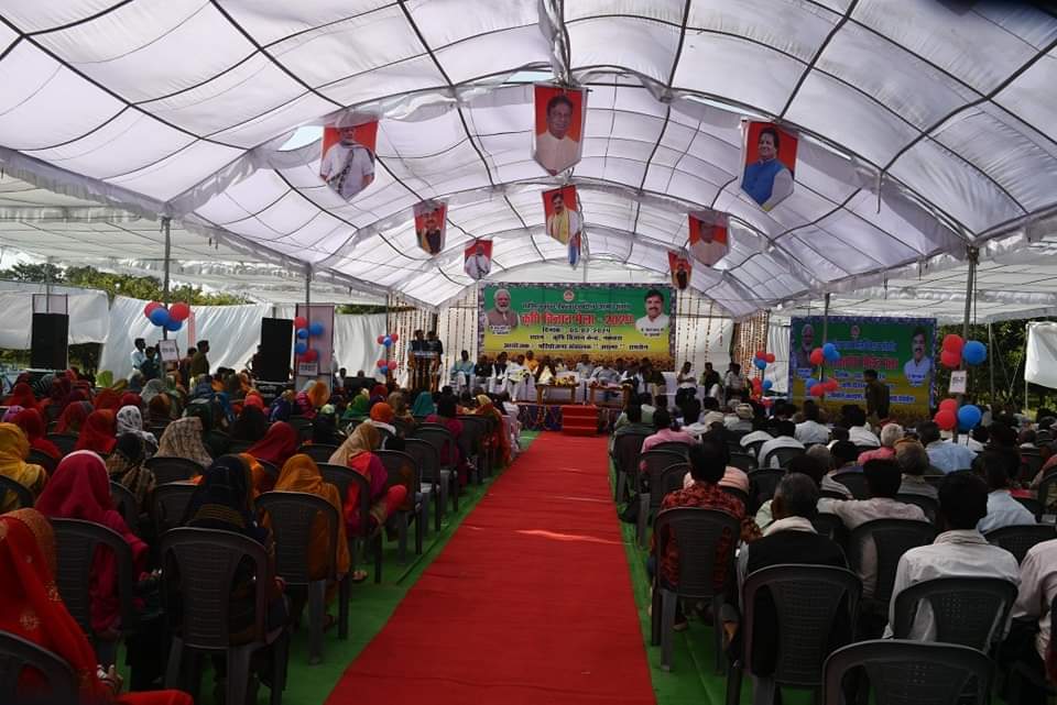fo_bhopal's tweet photo. रायसेन जिले के कृषि विज्ञान मेला में लोक स्वास्थ्य एवं परिवार कल्याण राज्यमंत्री श्री @nsp2106 जी ने उपस्थित किसानों से कहा कि नैनो यूरिया और नैनो डीएपी खाद का सही प्रकार से उपयोग करना चाहिए यह महत्वपूर्ण तकनीक हैं। इससे समय और धन दोनों की बचत होती है। @iffcoyogendra @IFFCO_PR https://t.co/u7Hr1St1l4