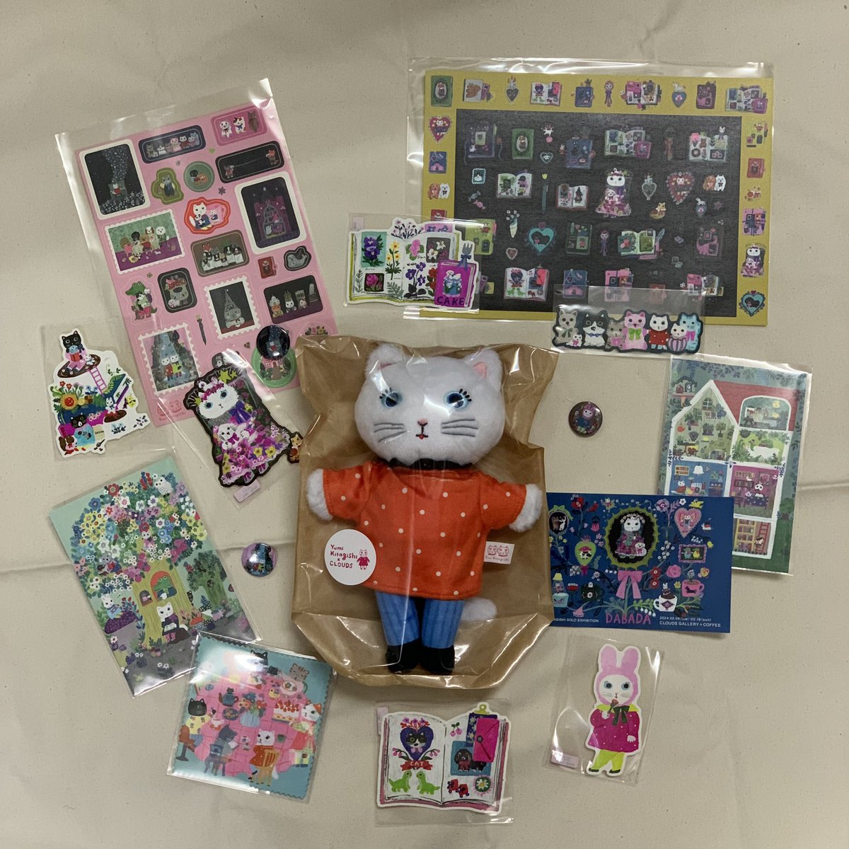 lovin_sweetbabe's tweet photo. 北岸由美先生の個展「DABADA」に行って来ました。作品がとにかくかわいいぃぃぃ！目的のしろねこちゃんもお迎え出来て本当に幸せ。空間が可愛すぎて先生も可愛すぎて滝汗🥹

#DABADA #北岸由美 #YumiKitagishi #ほぼ日 #しろねこ #CLOUDS https://t.co/IeLNrTHs3u