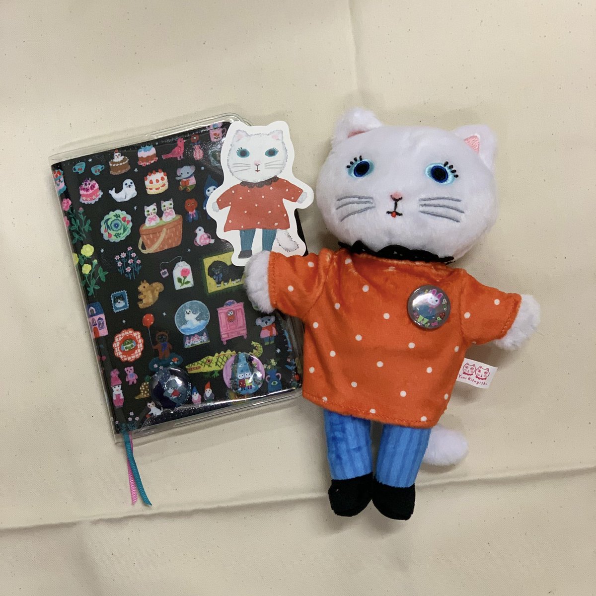 lovin_sweetbabe's tweet photo. 北岸由美先生の個展「DABADA」に行って来ました。作品がとにかくかわいいぃぃぃ！目的のしろねこちゃんもお迎え出来て本当に幸せ。空間が可愛すぎて先生も可愛すぎて滝汗🥹

#DABADA #北岸由美 #YumiKitagishi #ほぼ日 #しろねこ #CLOUDS https://t.co/IeLNrTHs3u