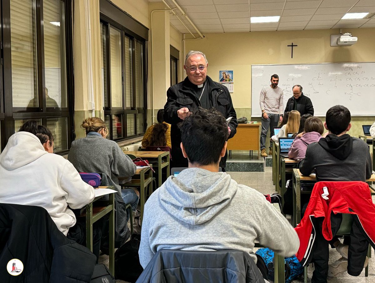 IglesiaEnLeon's tweet photo. 👉🏼 Nuestro Obispo el P. @cmfluisangel acaba de visitar el ✝️🏫 @centroboscoleon, en el que ha dirigido los ☀️ #BuenosDías a sus alumnos y profesores y ha visitado sus🛠️ #talleres y 👨🏼‍🏫 #aulas. https://t.co/xnE4yH2tMb