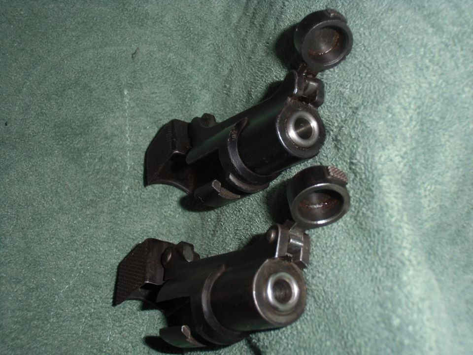 四四式騎銃の銃口蓋
日本陸軍の小銃は、遊底を外して、尾筒側からさく杖を挿入「する銃腔通し」が基本。
四四式騎銃は銃口蓋先端に開閉式の蓋があり、内部には銀色に光るスリーブがあり、さく杖が直接銃腔内に当たらない。さく杖が銃腔内部に傷を付けないための配慮だ。
どこまでも凝った軍用銃だ。