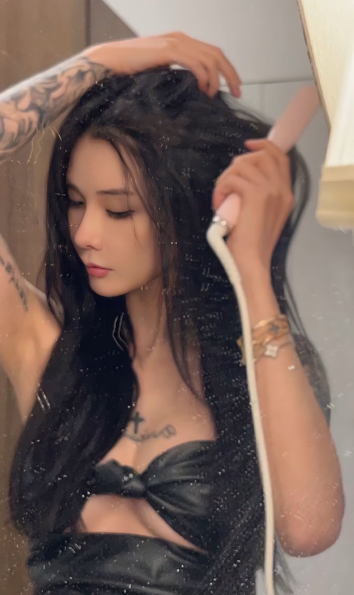 拍完才发现镜子那么脏⋯
转推+like抽送“私房内”的一张
（非评论区的此篇文） https://t.co/p4ahTr7WZE