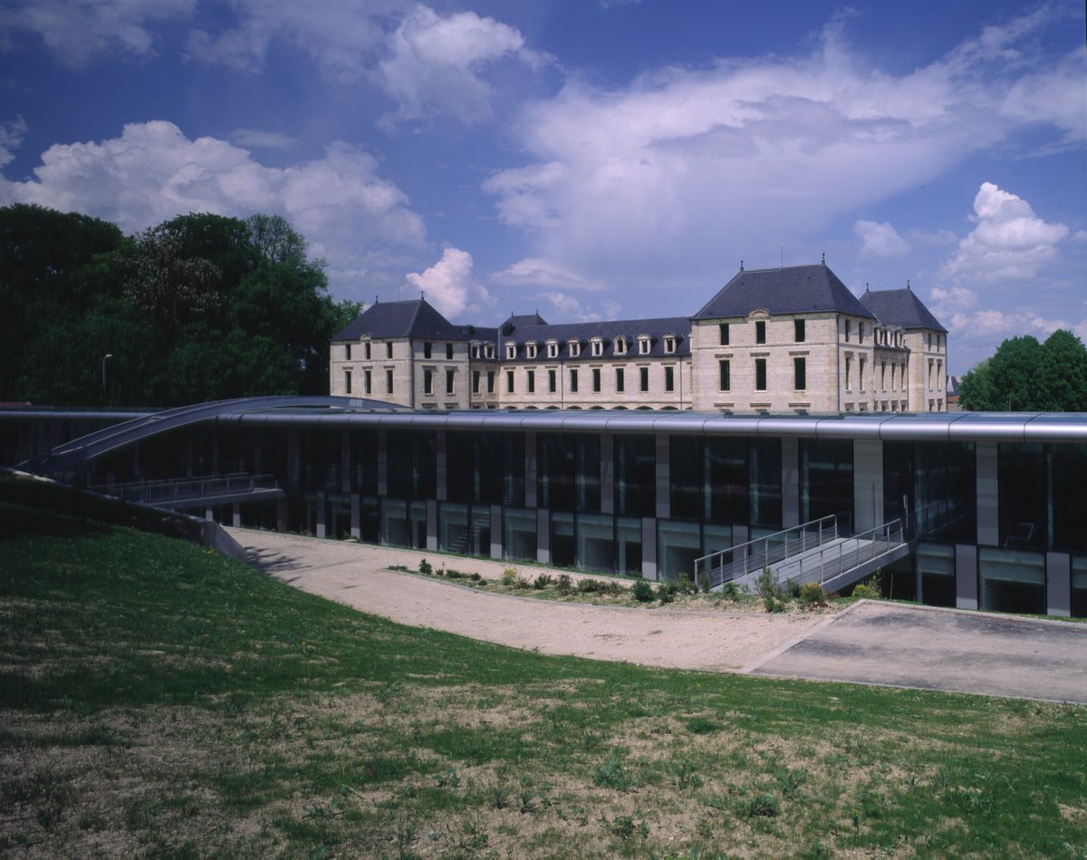 — #Focus  —

Réalisation de l'Hôtel du <a href="/deptmeuse/">Département Meuse</a> dans un bâtiment de la fin du XIXe siècle. Le projet d'applique à adapter les besoins actuels d'une institution et les nécessités de confort thermique, phonique et lumineux à cette « grande demeure » historique.

╳ 1988-1994