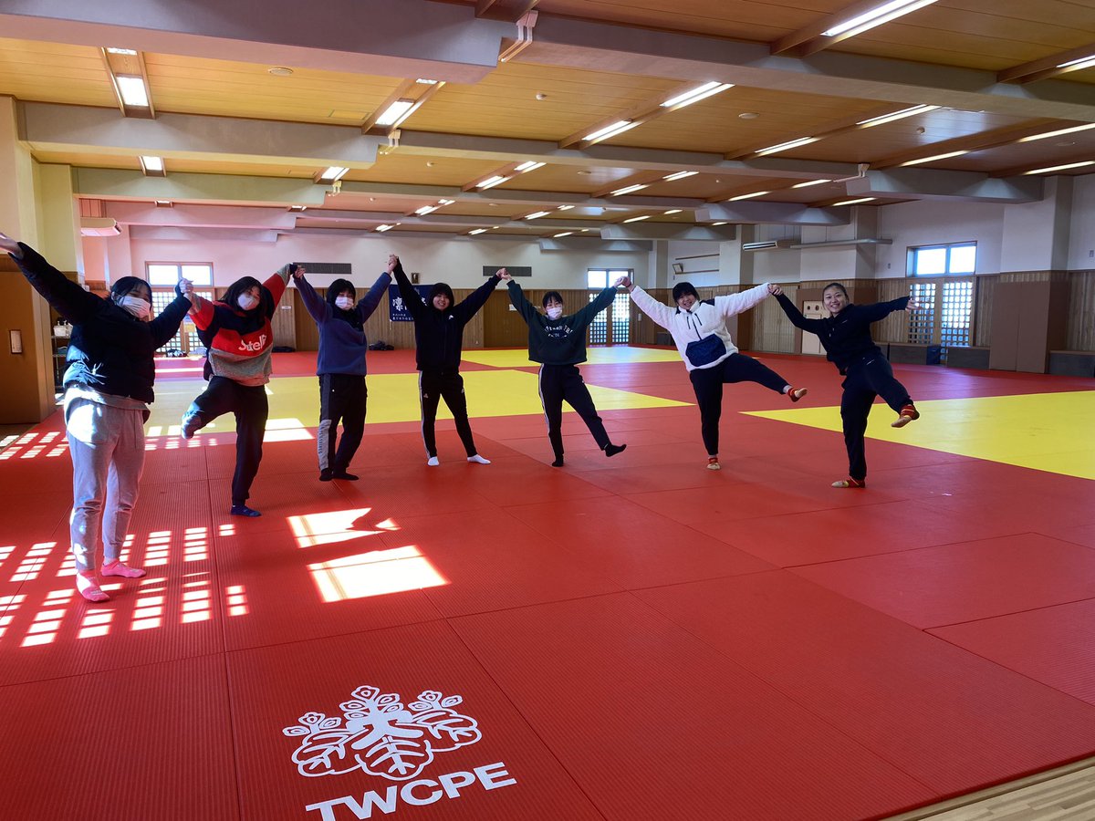 judotwcpe's tweet photo. こんにちは⛄️

雪の影響で一気に寒くなりましたね。
そんな中何人かの学生は雪合戦をしたという話がちらほら…
やはり1年生は、元気ですね😵‍💫

明日から3日間合同練習会を行います！
1日目に練習試合を行うので、2面だった試合場の畳を3面に組み替えました😊

学生同士声を掛け合いながら頑張ります💪 https://t.co/YZdTUdaEZa