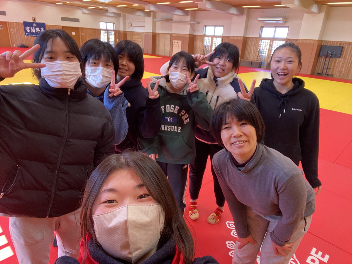 judotwcpe's tweet photo. こんにちは⛄️

雪の影響で一気に寒くなりましたね。
そんな中何人かの学生は雪合戦をしたという話がちらほら…
やはり1年生は、元気ですね😵‍💫

明日から3日間合同練習会を行います！
1日目に練習試合を行うので、2面だった試合場の畳を3面に組み替えました😊

学生同士声を掛け合いながら頑張ります💪 https://t.co/YZdTUdaEZa