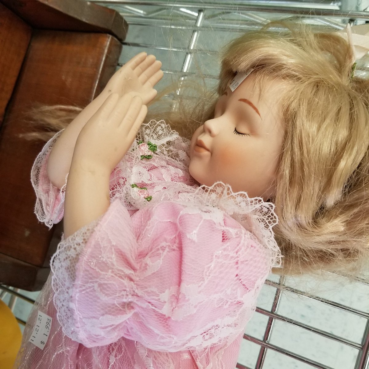 4:33 a.m. just what I should be doing right now. Why do I always do this: wake up in the middle of the night and decide to stay up because it's so peaceful. Tomorrow is going to be a busy day. That is really today is going to be a busy day. Better get busy by sleeping.