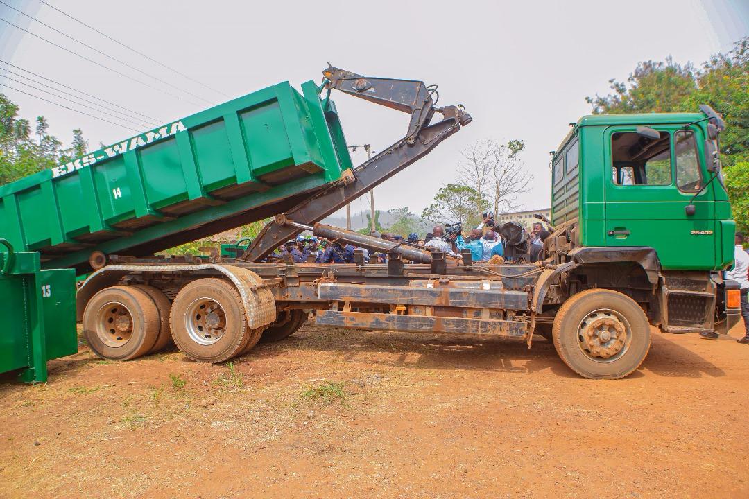 Governor Oyebanji inspects dino bins and waste collection Trucks, promises revitalization of Ekiti State's waste management sector

Yesterday, Mr Governor <a href="/biodunaoyebanji/">Biodun Oyebanji</a> visited the Ekiti State Waste Management Authority office to inspect the first batch of the newly fabricated