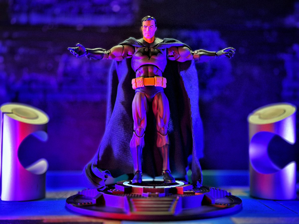 yellowsurfer80's tweet image. After falling and fracturing his skull. The Batman is back.

#brokecollector80 #ihavemoretoysrhanyourkids #geekzone #zetravelinggeek #batman #batmanhush