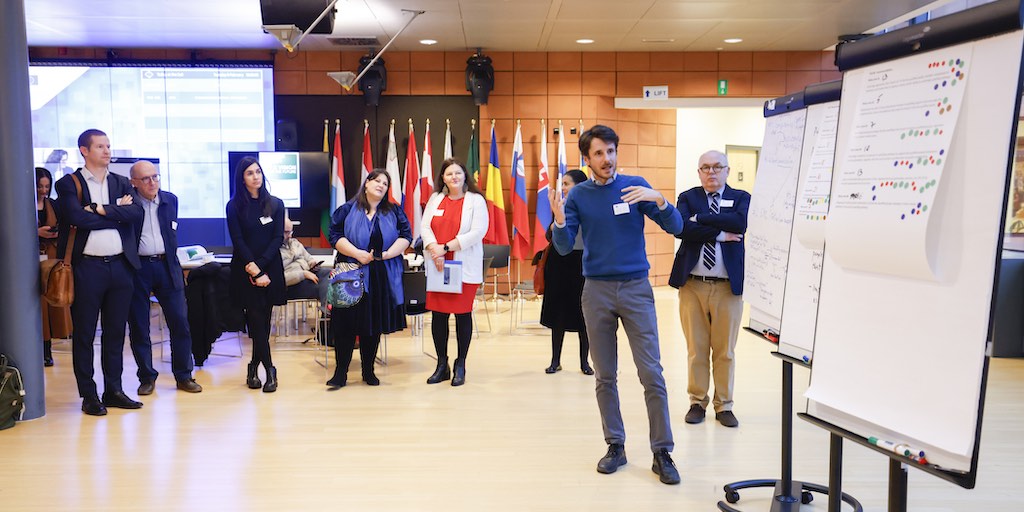 Cedefop's tweet photo. 🔹🔸 Ramona David presenting Cedefop's research on #learning-conducive work environments and Pier Paolo Angelini leading a group exercise.
5th policy learning forum on #UpskillingPathways with @EU_EESC.
#EuropeanYearofSkills https://t.co/cuDzRrhqbG