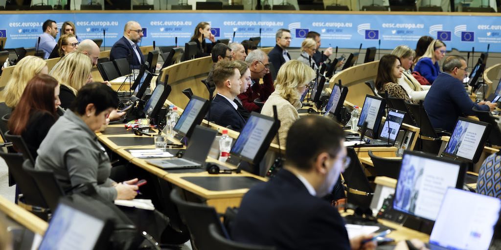 Cedefop's tweet photo. 🔹🔸 Ramona David presenting Cedefop's research on #learning-conducive work environments and Pier Paolo Angelini leading a group exercise.
5th policy learning forum on #UpskillingPathways with @EU_EESC.
#EuropeanYearofSkills https://t.co/cuDzRrhqbG