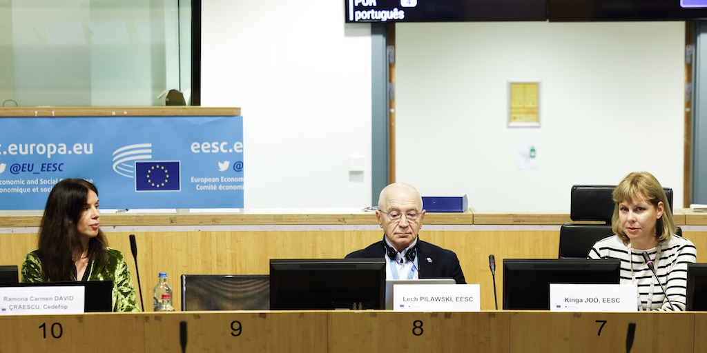 Cedefop's tweet photo. 🔹🔸 Ramona David presenting Cedefop's research on #learning-conducive work environments and Pier Paolo Angelini leading a group exercise.
5th policy learning forum on #UpskillingPathways with @EU_EESC.
#EuropeanYearofSkills https://t.co/cuDzRrhqbG