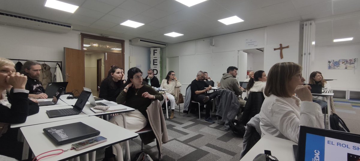 Trobada de #shakers! 🧩
Compartim experiències. 🧠
La Cristina va poder explicar el projecte d'APS en el qual es va dur a terme la cursa solidària fedacTUa pels trasplantats. 🏁🏃🏻‍♀️🫁

#passiópereducar #avuixdemà #fedacanglès