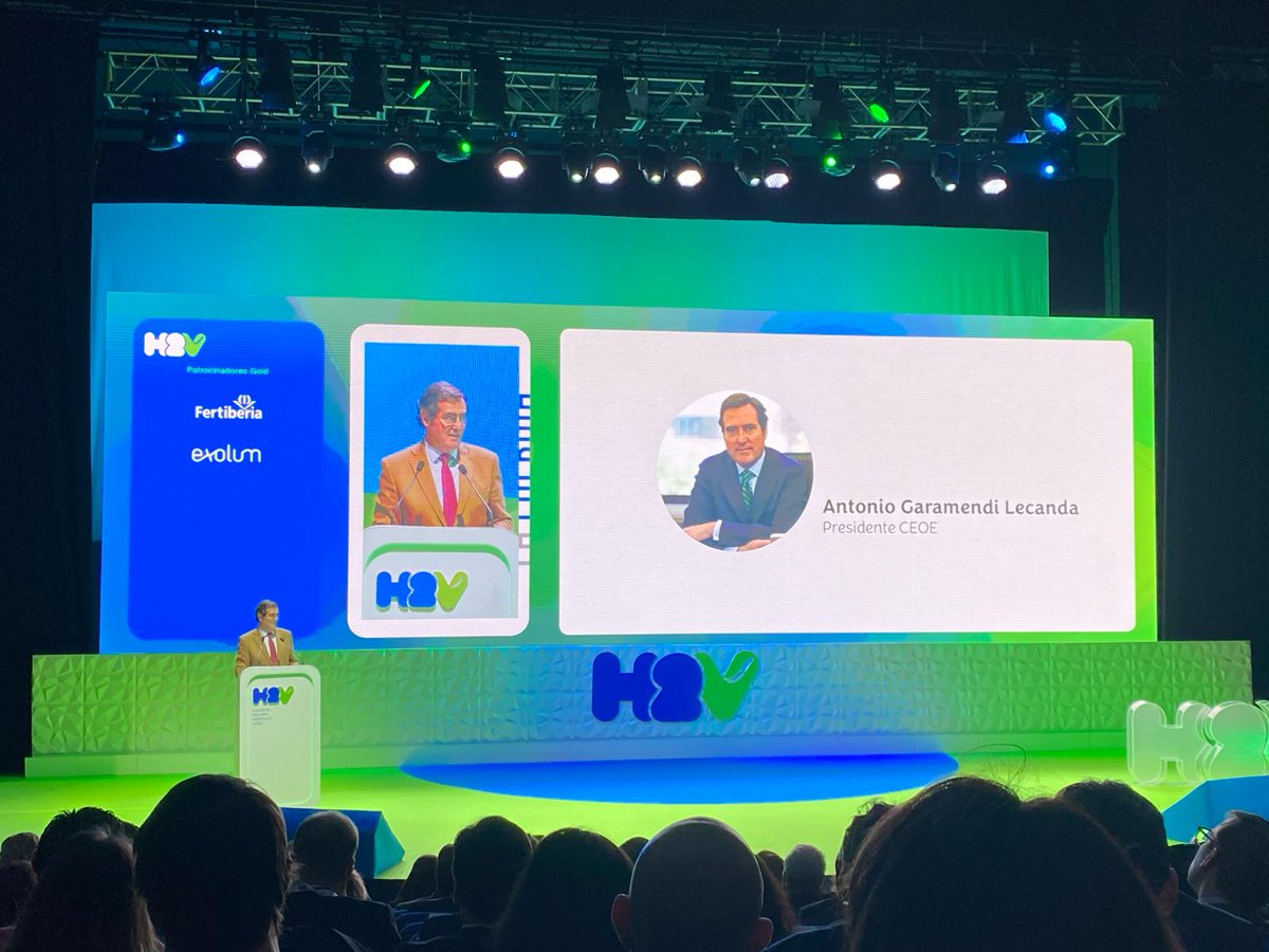 CEOE_ES's tweet photo. El presidente de @CEOE_ES (@agaramendil) participa en el I Congreso Nacional del Hidrógeno @CongresoH2V en Huelva📍

Las #empresas españolas consideran que el #hidrógeno verde es fundamental para #descarbonizar el planeta🌍 y para la lucha contra el cambio climático♻ https://t.co/lnR2m82NpO