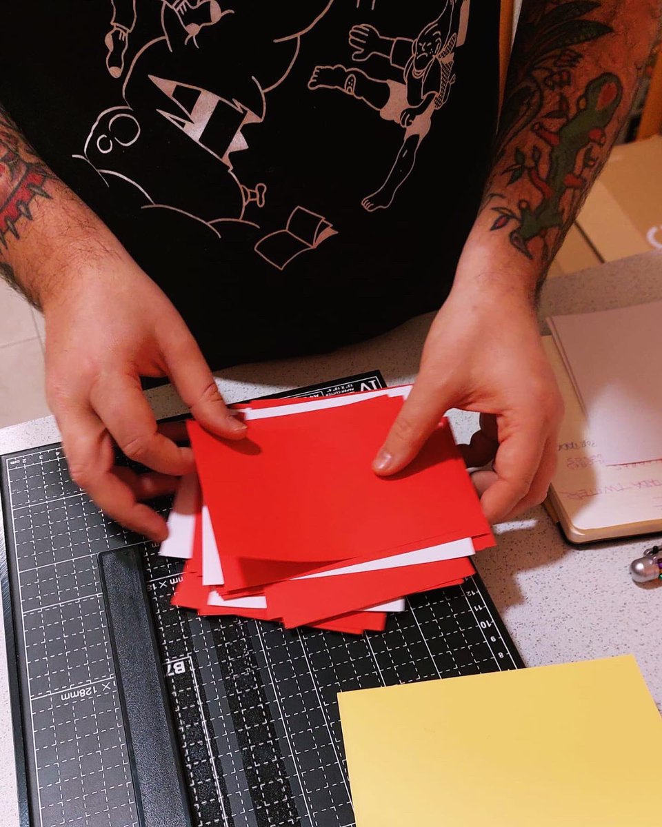 Hemos hecho un pedido enorme de chacinas y ahora estamos atendiendo las comandas. 

#aymeriendas

Próximamente en el <a href="/Grafcomic/">Graf Comic</a> 🥪