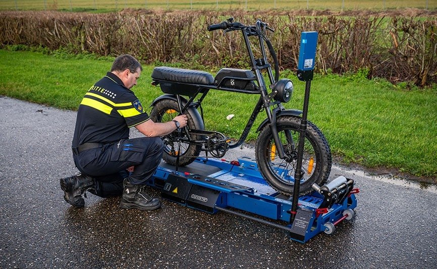 De politie heeft nieuwe rollentestbanken. Met deze testbank kunnen we naast het controleren van de snelheid van brom- en snorfietsen, ook toetsen of elektrische fietsen, speed pedelecs en fatbikes aan de wet voldoen. politie.nl/nieuws/2024/fe…