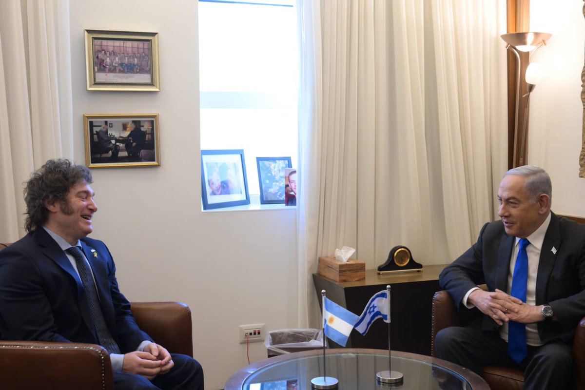 netanyahu's tweet photo. שמח לארח בישראל את נשיא ארגנטינה חאבייר מיליי. הייתה לנו פגישה חשובה וחמה. אני מודה לו על החלטתו להכריז על חמאס כארגון טרור, על תמיכתו האיתנה בישראל ועל החלטתו להכיר בירושלים כבירת ישראל ולהעביר אליה את שגרירות ארגנטינה. ברוך הבא חבר! 

(צילום: עמוס בן גרשום, לע״מ) https://t.co/RyeiznR8EN