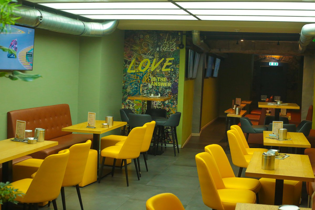 De kelder voelt nauwelijks aan als kelder, dankzij een lichtbak die een groot deel van het plafond beslaat en waarvan de kleur en intensiteit mee veranderen met het buitenlicht.