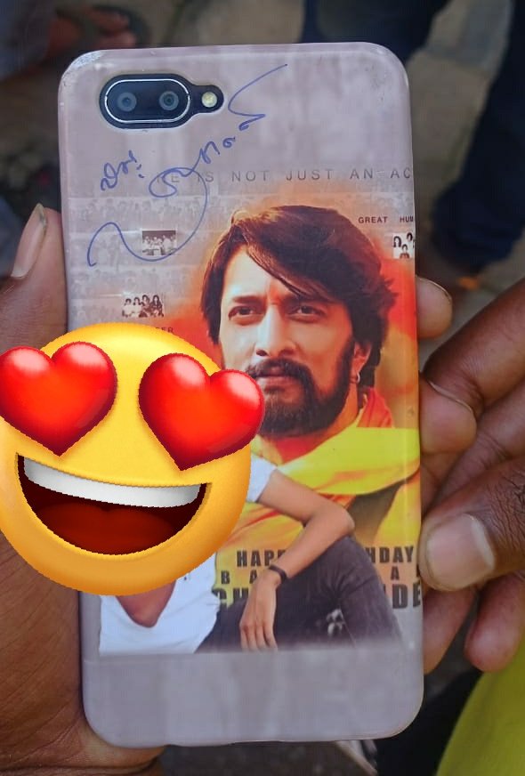 pramuhindu14's tweet photo. Meeting him on this day three years ago was one of the best day of my life. @KicchaSudeep ❤️

#SudeepianForever #KicchaSudeep #MaxTheMovie @KaddaSHIVAMOGGA https://t.co/8nB0LQneWp
