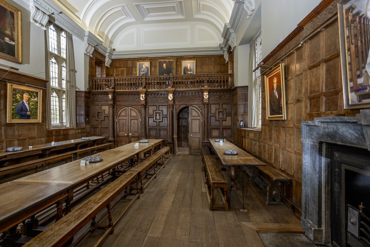 A quiet moment after breakfast to appreciate the beauty of our Elizabethan hall 💚
#jesuscollegeoxford #oxford #collegespaces
📷 Andrew Ogilvy