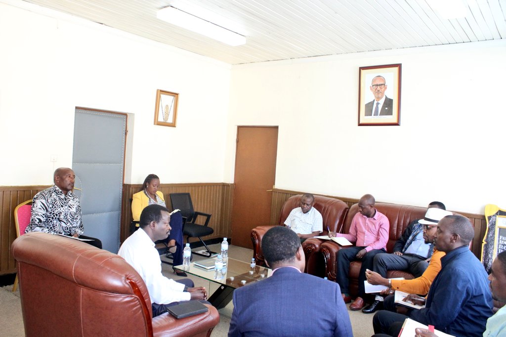 MusanzeDistrict's tweet photo. Kuri uyu wa gatatu, Komite Nyobozi y' Akarere yakiriye itsinda rya 𝐊𝐢𝐥𝐢𝐦𝐨 𝐓𝐫𝐮𝐬𝐭 𝐑𝐰𝐚𝐧𝐝𝐚 ryari kumwe n' abafatanyabikorwa babo #Rikolto na #Adecor baje gusobanurira Ubuyobozi bw' Akarere umushinga wa #Kungahara bajyiye gukorera mu Karere ka #Musanze. https://t.co/6L7vNPvRO1