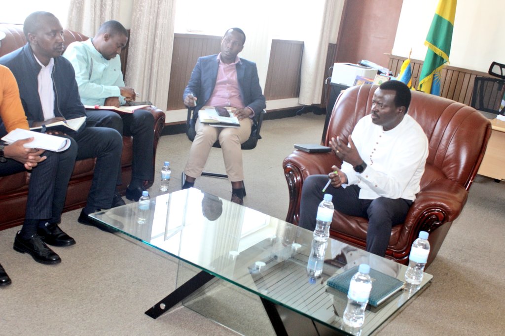 MusanzeDistrict's tweet photo. Kuri uyu wa gatatu, Komite Nyobozi y' Akarere yakiriye itsinda rya 𝐊𝐢𝐥𝐢𝐦𝐨 𝐓𝐫𝐮𝐬𝐭 𝐑𝐰𝐚𝐧𝐝𝐚 ryari kumwe n' abafatanyabikorwa babo #Rikolto na #Adecor baje gusobanurira Ubuyobozi bw' Akarere umushinga wa #Kungahara bajyiye gukorera mu Karere ka #Musanze. https://t.co/6L7vNPvRO1
