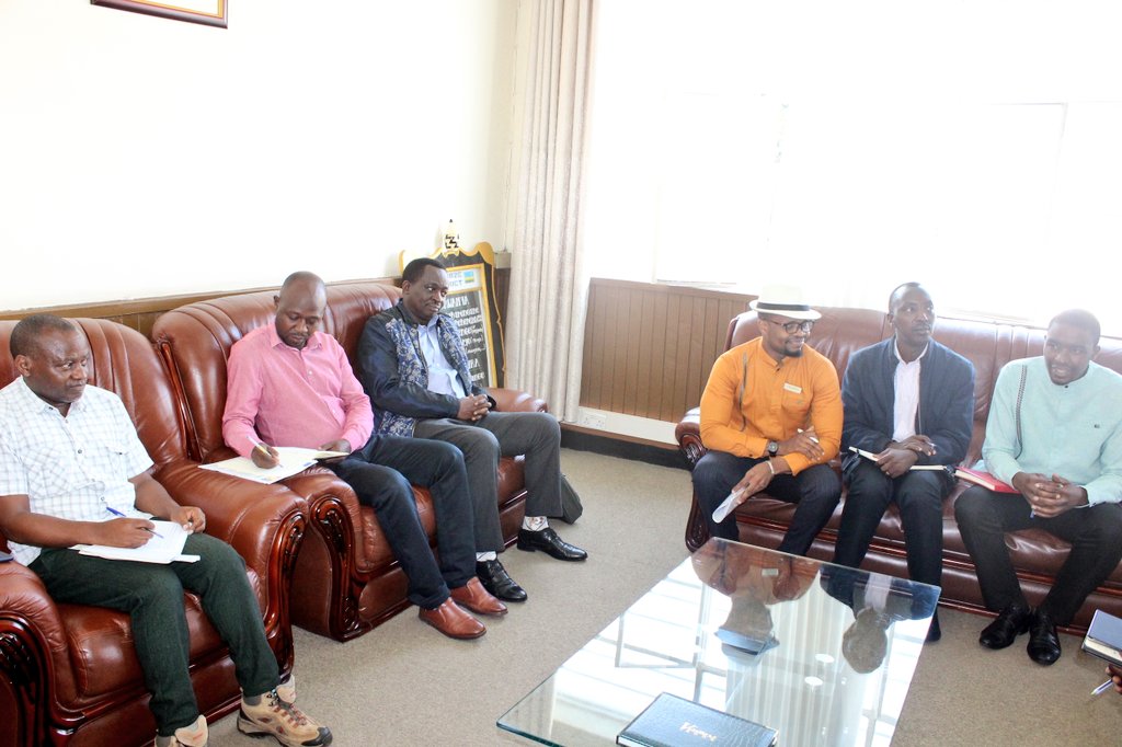 MusanzeDistrict's tweet photo. Kuri uyu wa gatatu, Komite Nyobozi y' Akarere yakiriye itsinda rya 𝐊𝐢𝐥𝐢𝐦𝐨 𝐓𝐫𝐮𝐬𝐭 𝐑𝐰𝐚𝐧𝐝𝐚 ryari kumwe n' abafatanyabikorwa babo #Rikolto na #Adecor baje gusobanurira Ubuyobozi bw' Akarere umushinga wa #Kungahara bajyiye gukorera mu Karere ka #Musanze. https://t.co/6L7vNPvRO1