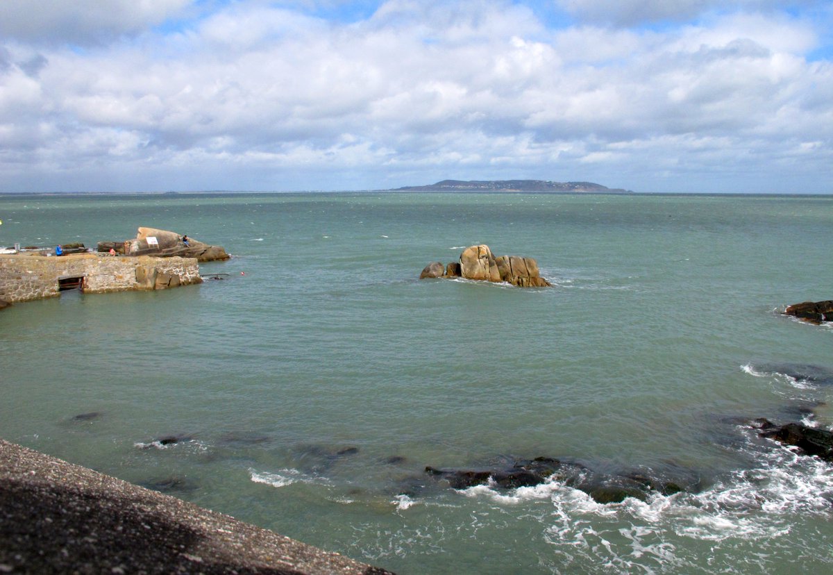 🇮🇪 Les huîtres, une solution verte à Dublin ? Chaque huitre filtre près de 200L d'eau/jour. Une eau purifiée permet au soleil de pénétrer le fond marin et aux algues -  grands puits de carbone - de se propager.

🎧 Reportage <a href="/ClemencePenard/">Pénard Clémence</a> en replay : rfi.my/AK13