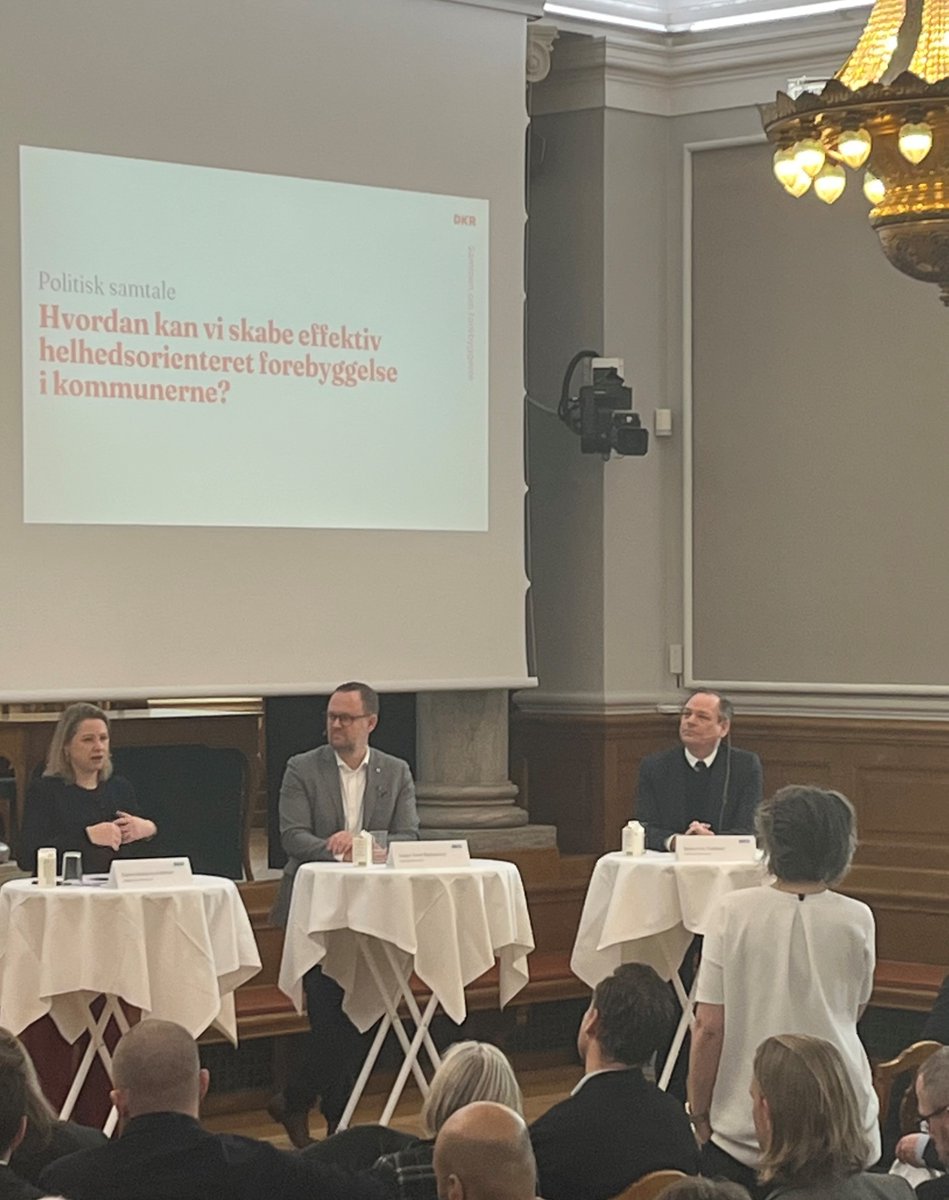 Christiansborg-konference: Hvordan kan vi undgå, at unge ender i bandemiljøet?

”En håndholdt indsats og nære relationer virker, når man taler om forebyggelse af kriminalitet. Fx at gadeplansmedarbejdere er til stede, og SSP-medarbejdere er i dialog med børn og unge”

Sådan lyder