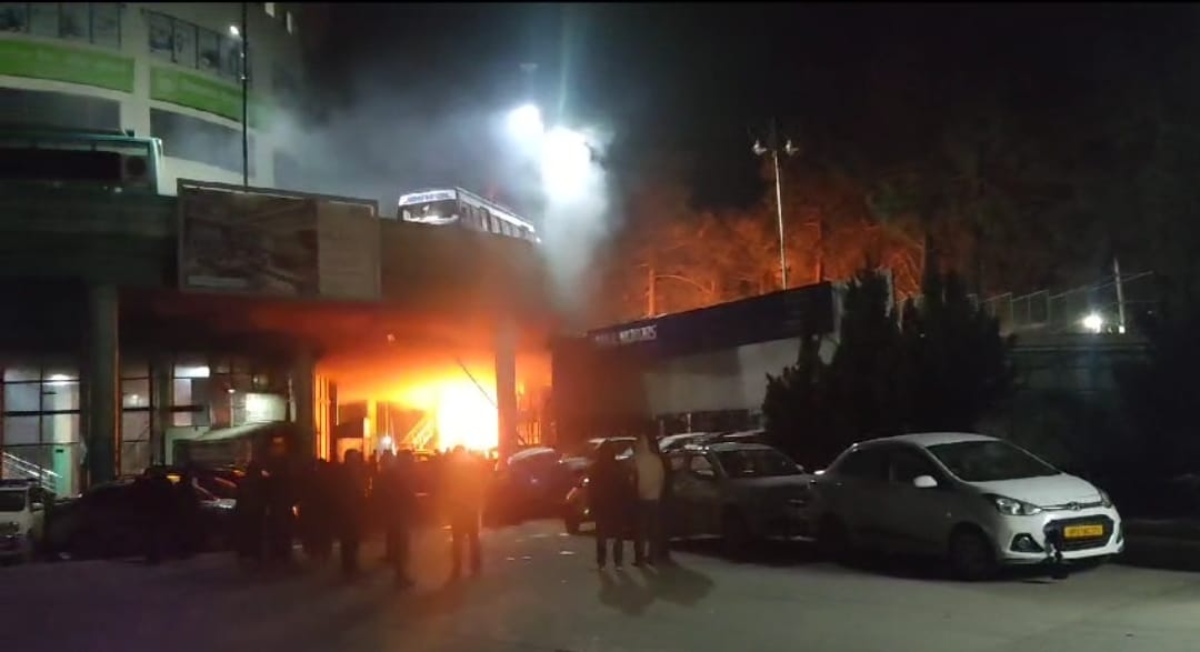 TheNewsRadar1's tweet photo. 😱Fire breaks out in Shimla car showroom, 🚗spare parts worth ₹40 lakh gutted 😱
#ShimlaFire #FireEmergency #PropertyLoss #EmergencyResponse #TNR
@CMOFFICEHP @himachalpolice
Read Full Article👇
https://t.co/V7Ck4KHQD7 https://t.co/ALpMVBHf1e