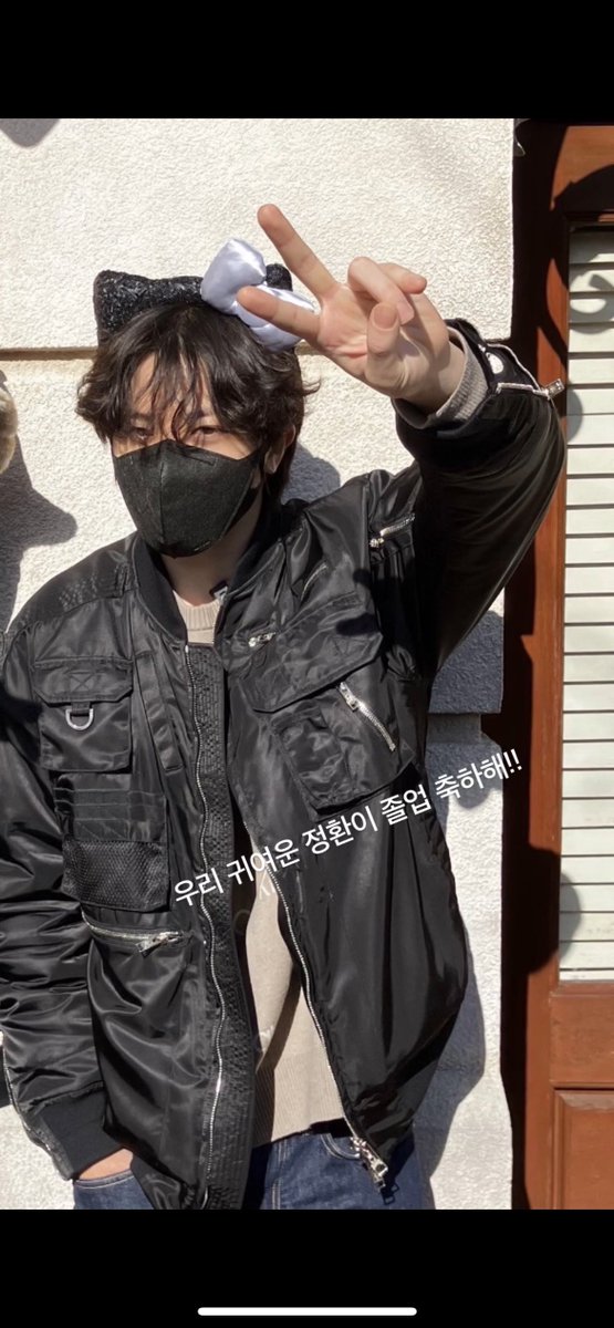 sojunghwanmamii's tweet photo. 🐺 “จองฮวานนี่ที่น่ารักของพวกเรา”
🐺 “ยินดีด้วยกับการเรียนจบนะ”

/วันสำคัญของน้องชายเค้าอะ คนที่ทำให้จองอูกลับจากมะนิลาได้ 555555555555 https://t.co/1NUntq4qLJ