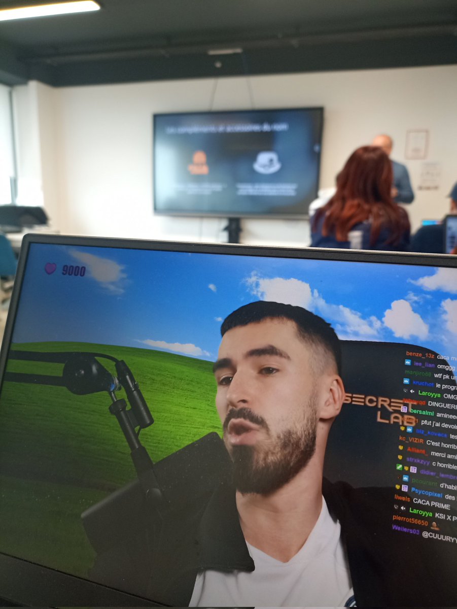 HugoRve's tweet image. En détente devant la matinale de @PFut10