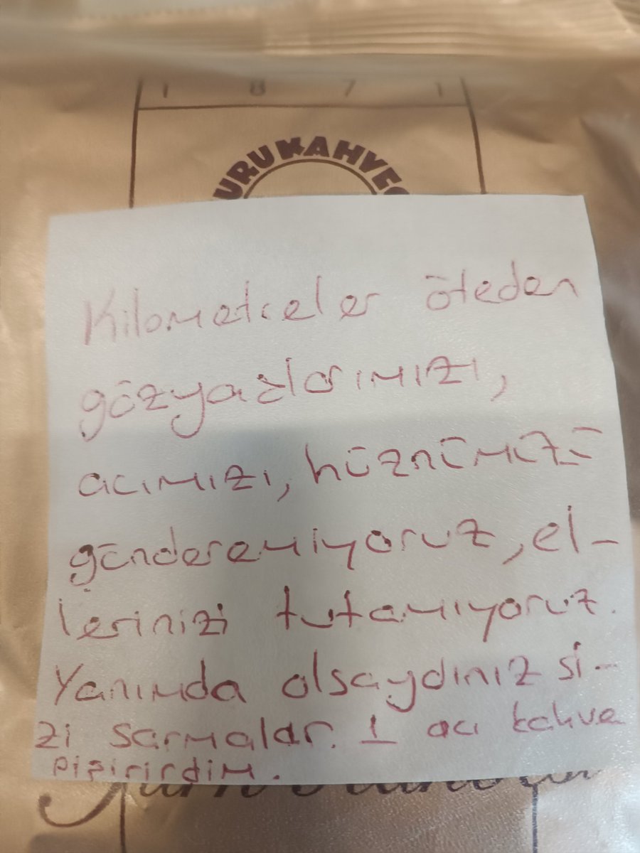 #6subat2023 depremi için yardımlar ulaşırken,teyzemizin bir paket kahve gönderip iliştirdiği not çok samimi ve içtendi."Kilometrelerce öteden gözyaşlarımızı,acımızı hüznümüzü,gönderemiyoruz, ellerinizi tutamıyoruz,yanımda olsaydınız sizi sarmalar bir acı kahve pişirirdim"demişti
