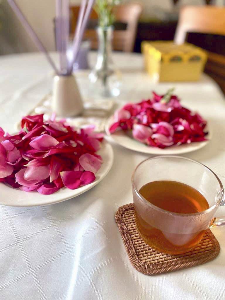 DeeptaNagpal's tweet image. Tumne hume gulaab bheje humne uski Rose Tea bana di. 

Rose tea is rich in polyphenols, esp gallic acid, anthocyanins, and quercetin. These antioxidants reduce oxidative stress. Rose infusion has calming on the stomach. 

#RoseDay