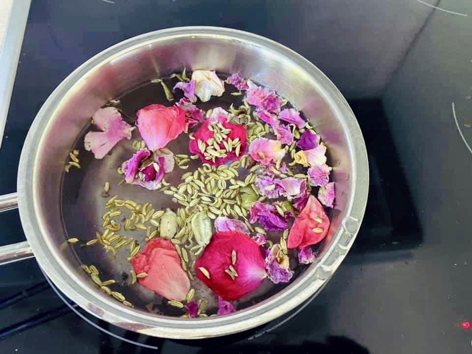 DeeptaNagpal's tweet image. Tumne hume gulaab bheje humne uski Rose Tea bana di. 

Rose tea is rich in polyphenols, esp gallic acid, anthocyanins, and quercetin. These antioxidants reduce oxidative stress. Rose infusion has calming on the stomach. 

#RoseDay