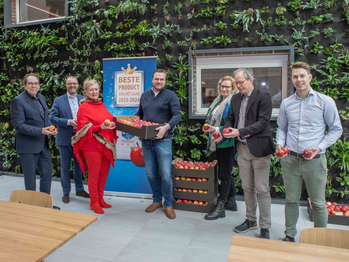 JokevVrouwerff's tweet photo. Mooi dat ik als wethouder platteland de beste fruitsnack van Nederland #sprank gisteren in ontvangst mocht nemen! Product uit Fruitgemeente @WestBetuwe van teler #GuidovanVeldhoven vanuit #18betervoornatuurenboertelers
@KVogelaar #vogelaarvredehof sprank exclusief @albertheijn https://t.co/ebiLeth3M0