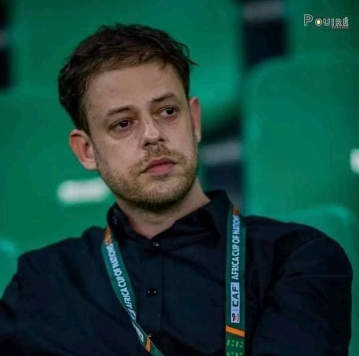 ANTHONY PLA (Journaliste sportif): "Les frères ivoiriens, merci pour cette magnifique CAN. On aimerait lancer un appel au peuple ivoien et ceux qui seront à EBIMPÉ. Est ce que qu’on peut à la douzième minute du match se lever pour applaudir et rendre hommage aux douze millions de