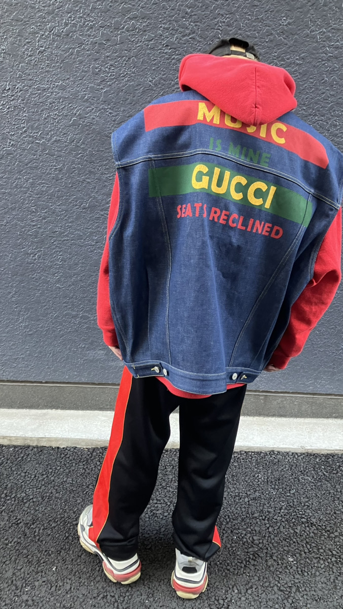 vector_chokuei's tweet photo. 直営店 ベクトル世田谷上野毛店よりオススメ商品のご紹介！

GUCCI × SONY MUSIC デニムベスト
タグ付き未使用での入荷！どこか横ノリを感じる一着です！🛹

#グッチ #GUCCI #ソニーミュージック https://t.co/OdzMpyWtcE