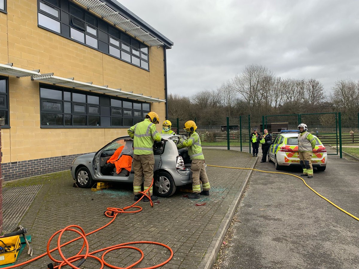 DerbyshireFRS's tweet photo. Ilkeston #Blue_Watch & our Prevention team visited Kirk Hallam Academy alongside @DerbysPolice to highlight the dangers of driving whilst under the influence.
This involved a talk with Year 12 & 13 students around the consequences of drink driving & an RTC demo. https://t.co/HRApJJaAUv