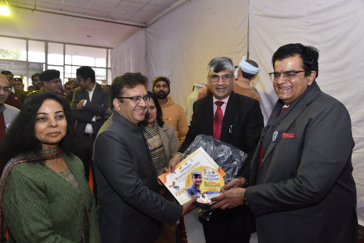 ceoharyana's tweet photo. Glimpses from the #NationalVotersDay celebration, attendees taking Voter’s Pledge together, and distribution of #eEpicCard to first-time voters. #NVD2024 #IVote4Sure #ECI #CEOHARYANA #VotingRights #EVM #NoVoterToBeLeftBehind https://t.co/v8DaVKYFFq