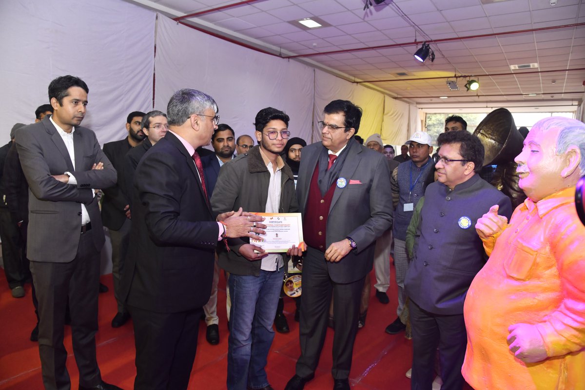 ceoharyana's tweet photo. Glimpses from the #NationalVotersDay celebration, attendees taking Voter’s Pledge together, and distribution of #eEpicCard to first-time voters. #NVD2024 #IVote4Sure #ECI #CEOHARYANA #VotingRights #EVM #NoVoterToBeLeftBehind https://t.co/v8DaVKYFFq