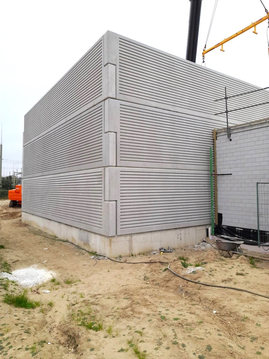 🌍🔋 Energietransitie in actie! 🔋🌍

Wist je dat scherfwanden een cruciale rol spelen in de duurzame toekomst van energie? De scherfwanden beschermen de omgeving van eventuele gevaarlijke situaties en de regelstations of trafohuizen tegen weersomstandigheden.