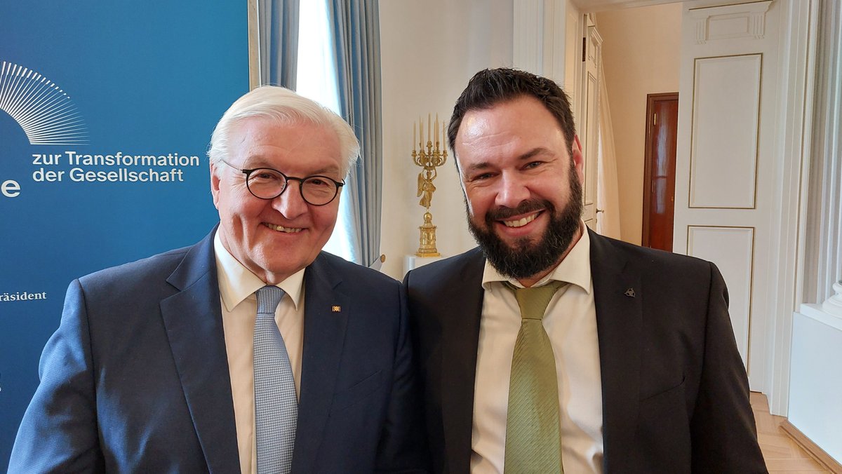 Markus Egermann vom IÖR zu Gast beim Bundespräsidenten.

Im „Forum Bellevue“ ging es um die Transformation der Gesellschaft. 

Mehr Infos hier: ioer.de/presse/aktuell…
#SustainabilityTransition #Raumentwicklung