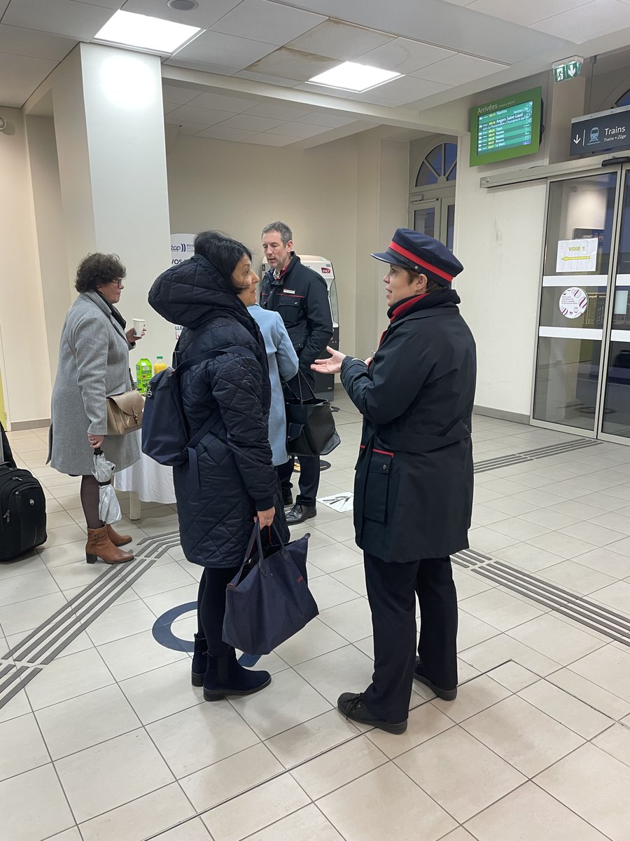 [#CaBougeEnGare] ☕️ Nos agents viennent à votre rencontre pour échanger à propos de votre quotidien de voyageur, autour d'un #PetitDéjeuner. Présents à #Ancenis ce matin, ils seront disponibles le jeudi 08/02 à #Cholet à partir de 6h30.