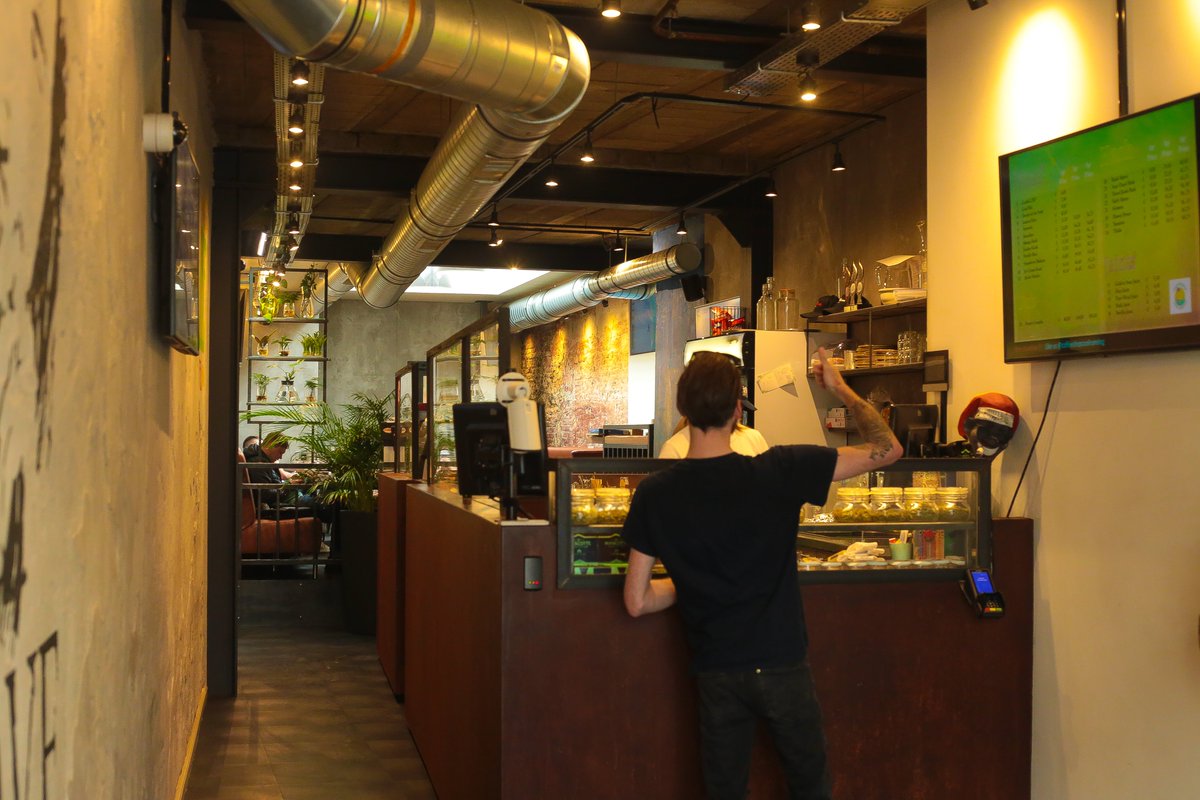 Deze bruisende coffeeshop, zeven dagen per week geopend, is een geliefde plek geworden voor studenten die willen ontsnappen aan de eentonigheid van traditionele bibliotheken en een meer ontspannen en sociale benadering van studeren willen omarmen.